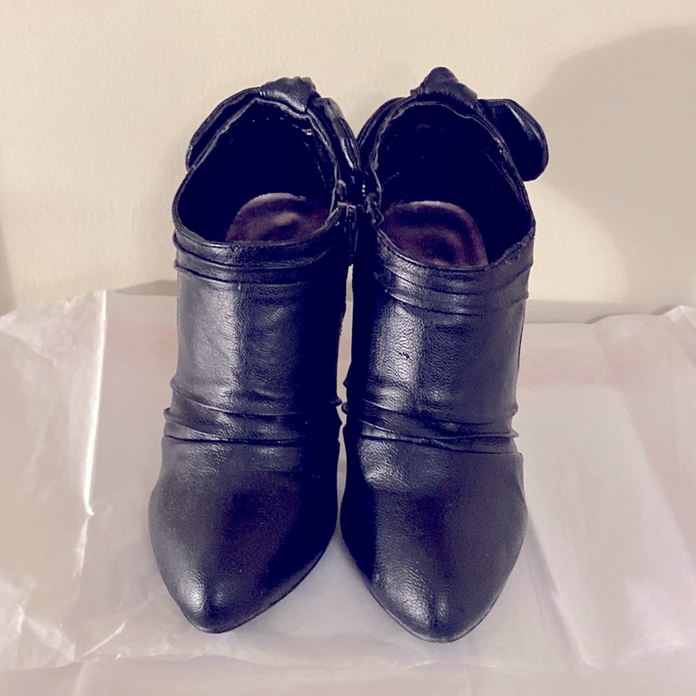 Elegant black ankle boot